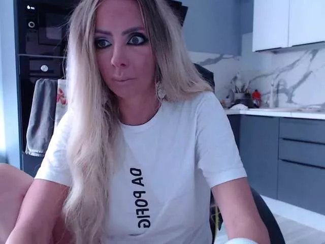 Offline blondalina on BongaCams