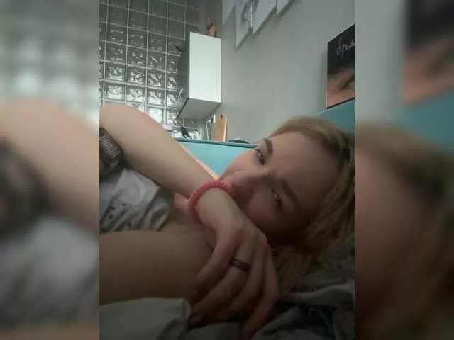 Offline Foxy27 on BongaCams