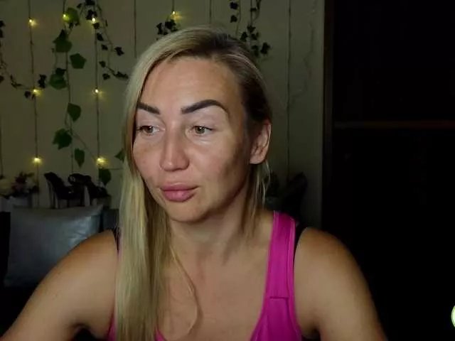 Freechat Jullyblondkiss on BongaCams