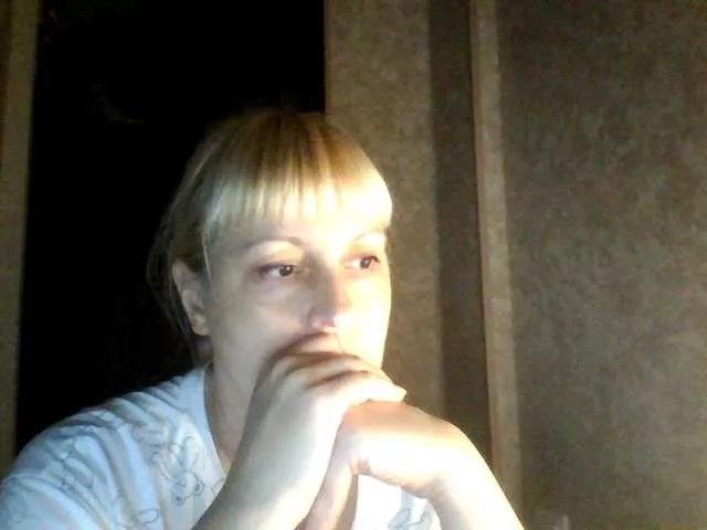 Offline krisss2016 on BongaCams