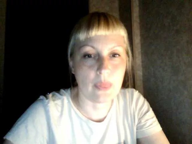 Offline krisss2016 on BongaCams