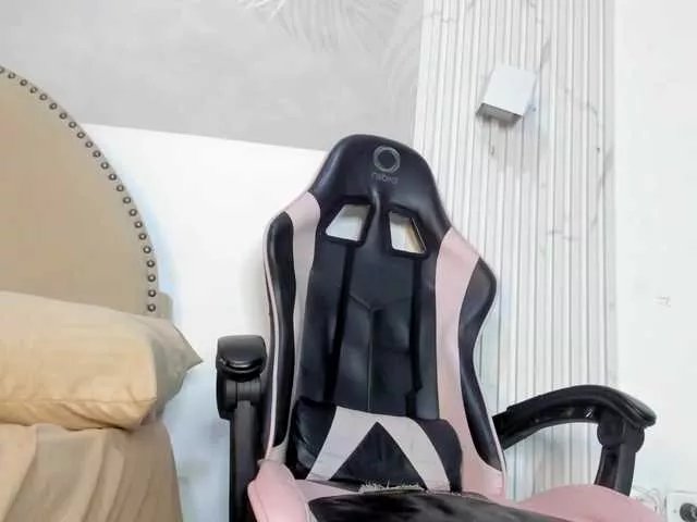 Offline Melany-8 on BongaCams