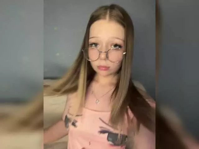 Offline MelMooon on BongaCams