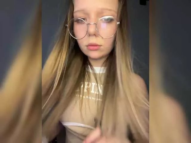 Offline MelMooon on BongaCams