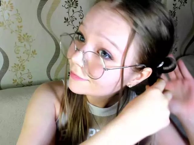 Offline MelMooon on BongaCams