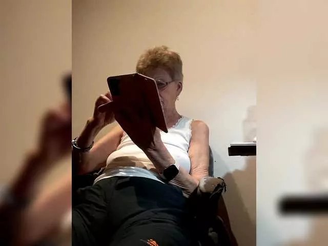 Offline Reife-dame on BongaCams