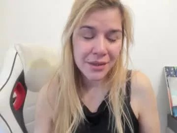 Freechat artsyandcraftsy_ on Chaturbate