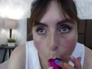 Freechat ava_raye on Chaturbate