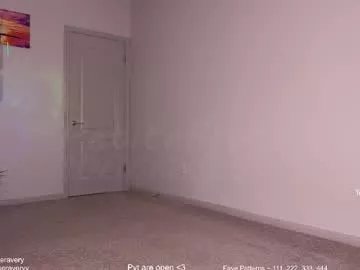 Freechat petitebrat on Chaturbate