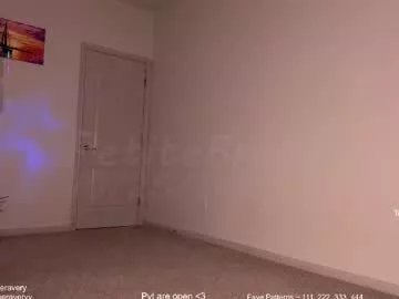 Freechat petitebrat on Chaturbate
