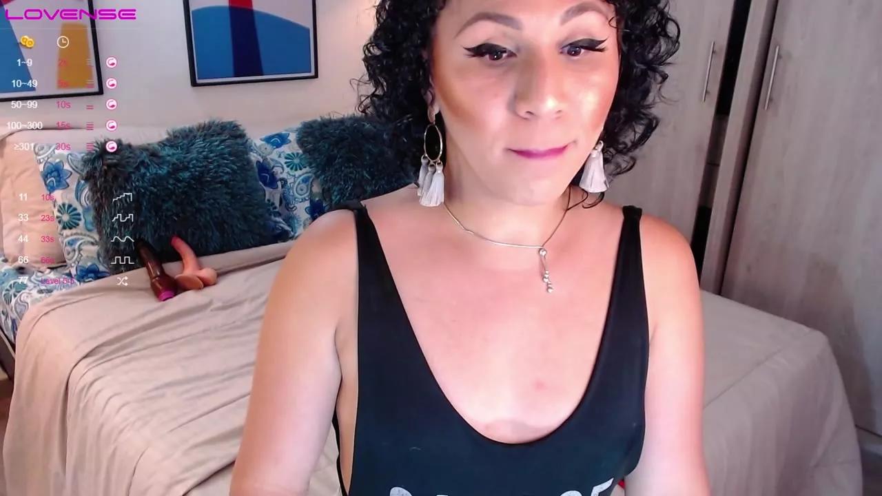 KyraMooreTS on Streamray 