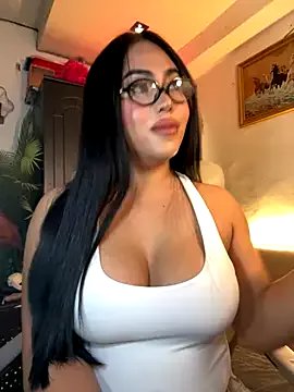 Freechat BigDominaMia on StripChat