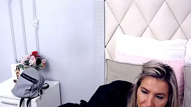 Freechat GinaBear on StripChat