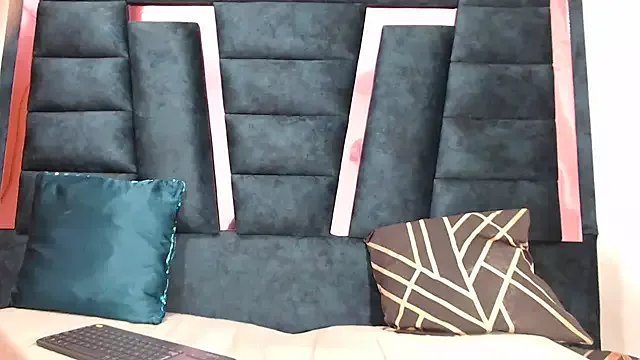 Freechat kiaradollwild on StripChat