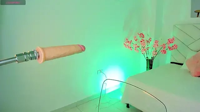 Freechat raven_blackk on StripChat