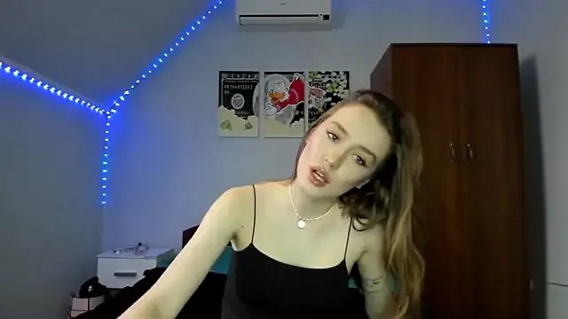 Freechat tinyglow on StripChat